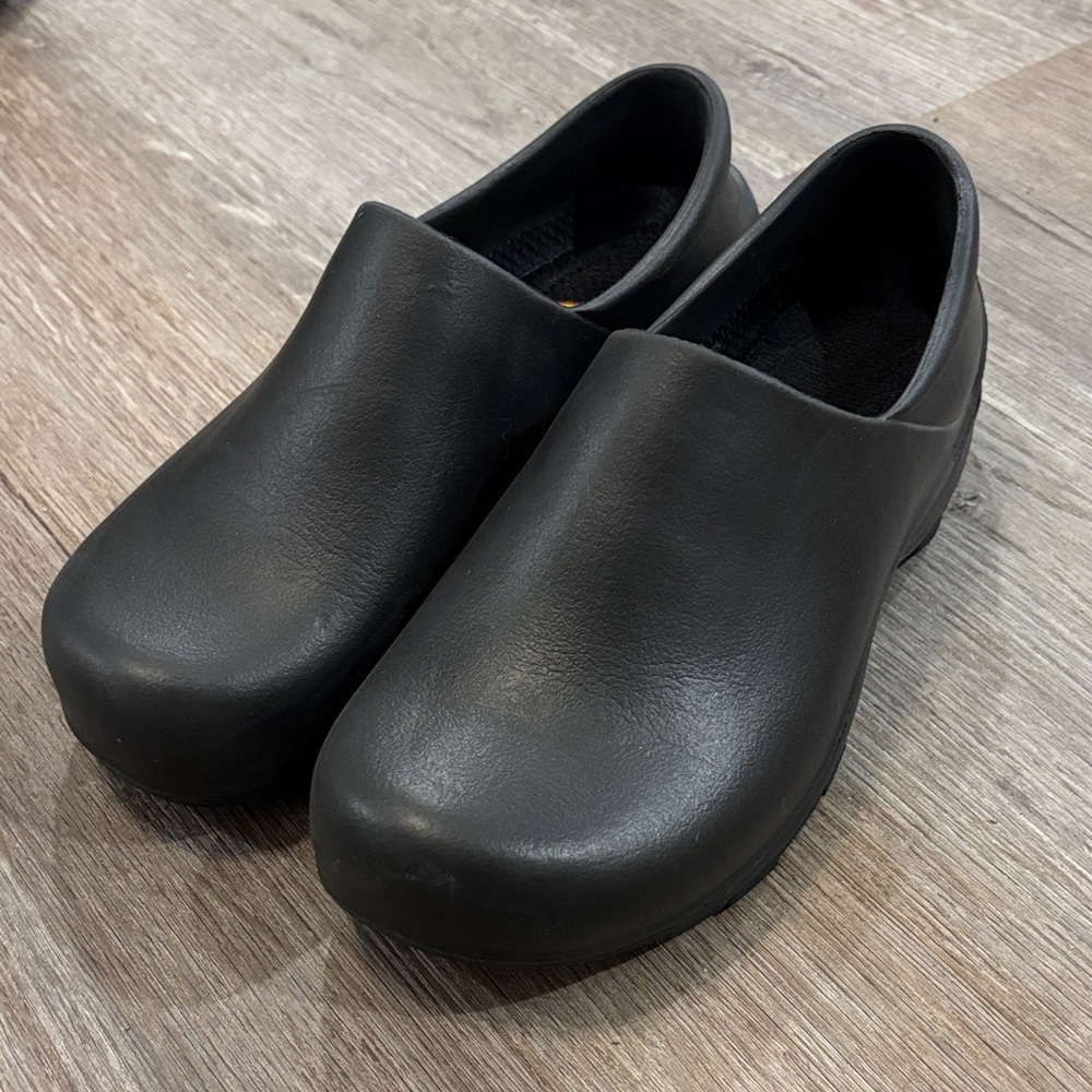 Black Slip-On work shoes slip-resistant